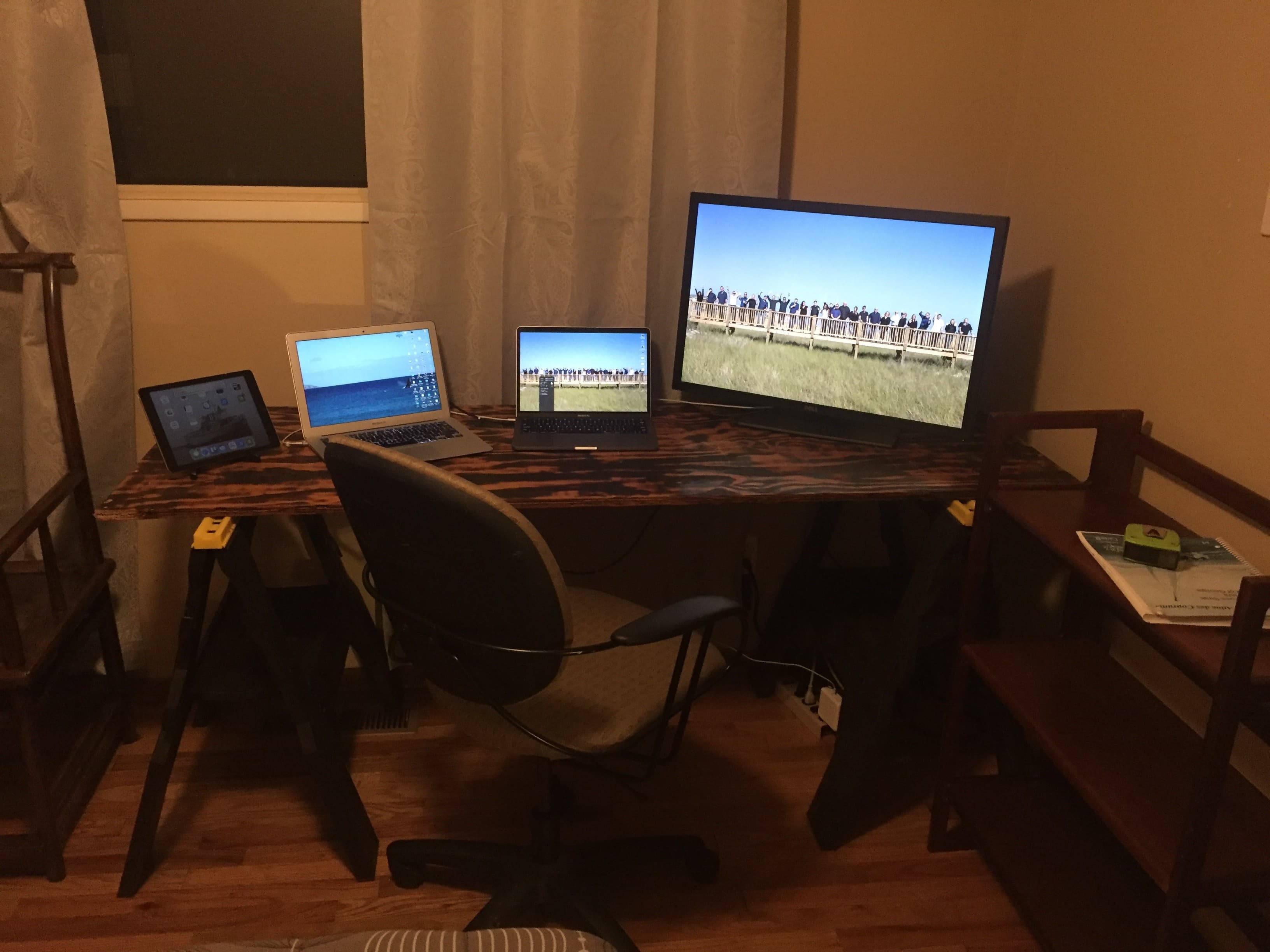 Temp guest room desk